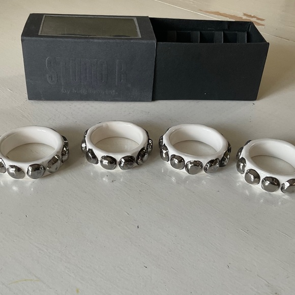 STUDIO B WHITE/SILVER NAPKIN RINGS - CONTEMPORARY NWB - Picture 3 of 9